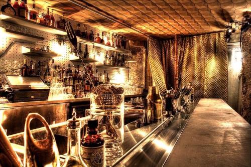 Source: http://www.sofrenchy.net/wp-content/uploads/2014/12/le-syndicat-bar-cocktails